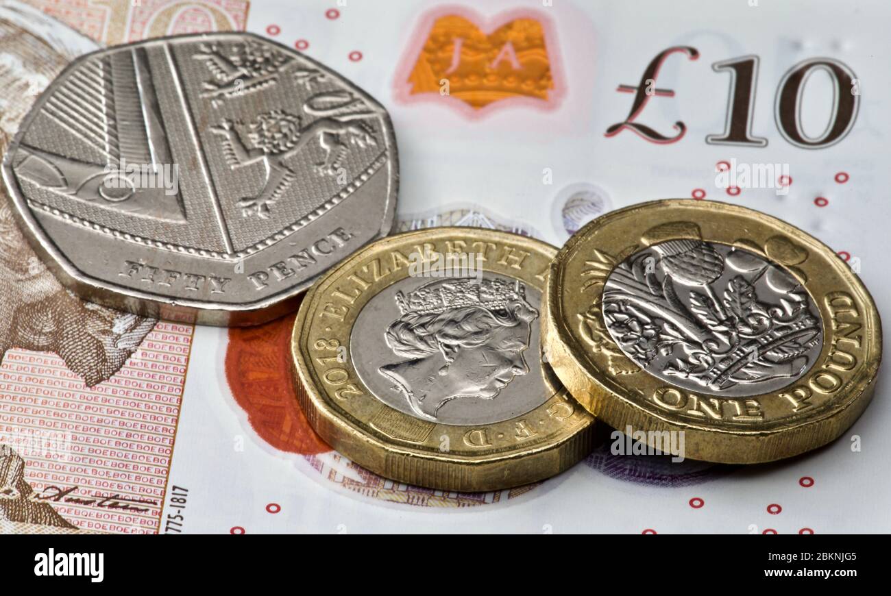 Britische Münzen auf der neuen Polymer-Banknote £10 Stockfoto