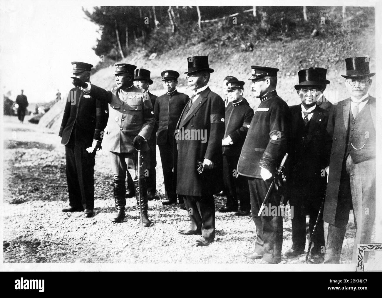 [ Japan der 1920er Jahre - Japanische Manöver beobachten ] - Japanische Würdenträger beobachten Manöver (大演習, daienshuu) der Kaisergarde. Aus einem privaten Fotoalbum eines Mitglieds der japanischen Kaisergarde (近衛師団, Konoe Shidan), der zwischen 1928 (Showa 3) und 1930 (Showa 5) diente. Silberdruck mit Gelatine aus dem 20. Jahrhundert. Stockfoto