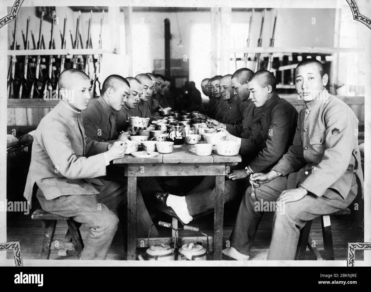 [ Japan der 1920er Jahre - Japanische Kaisergarde ] - Soldaten beim Essen. Aus einem privaten Fotoalbum eines Mitglieds der japanischen Kaisergarde (近衛師団, Konoe Shidan), der zwischen 1928 (Showa 3) und 1930 (Showa 5) diente. Silberdruck mit Gelatine aus dem 20. Jahrhundert. Stockfoto