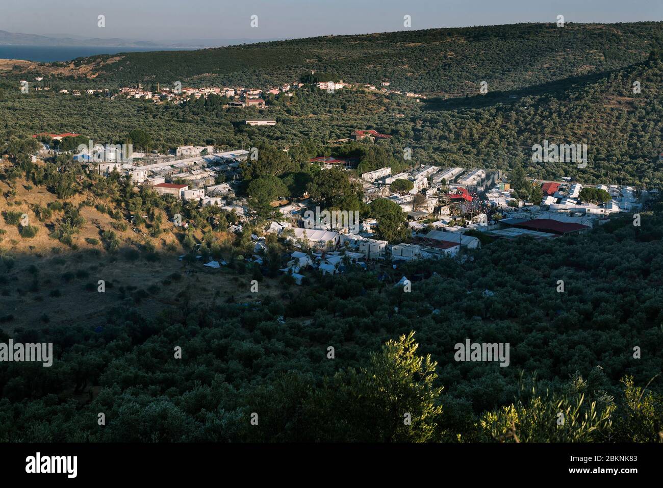 MYTILENE, GRIECHENLAND - SEP 29. 2019 : EINE allgemeine Ansicht von oben vom Migrant-Camp Moria. Mindestens zwei Menschen sind bei einem Brand durch ein modulares Haus gestorben Stockfoto