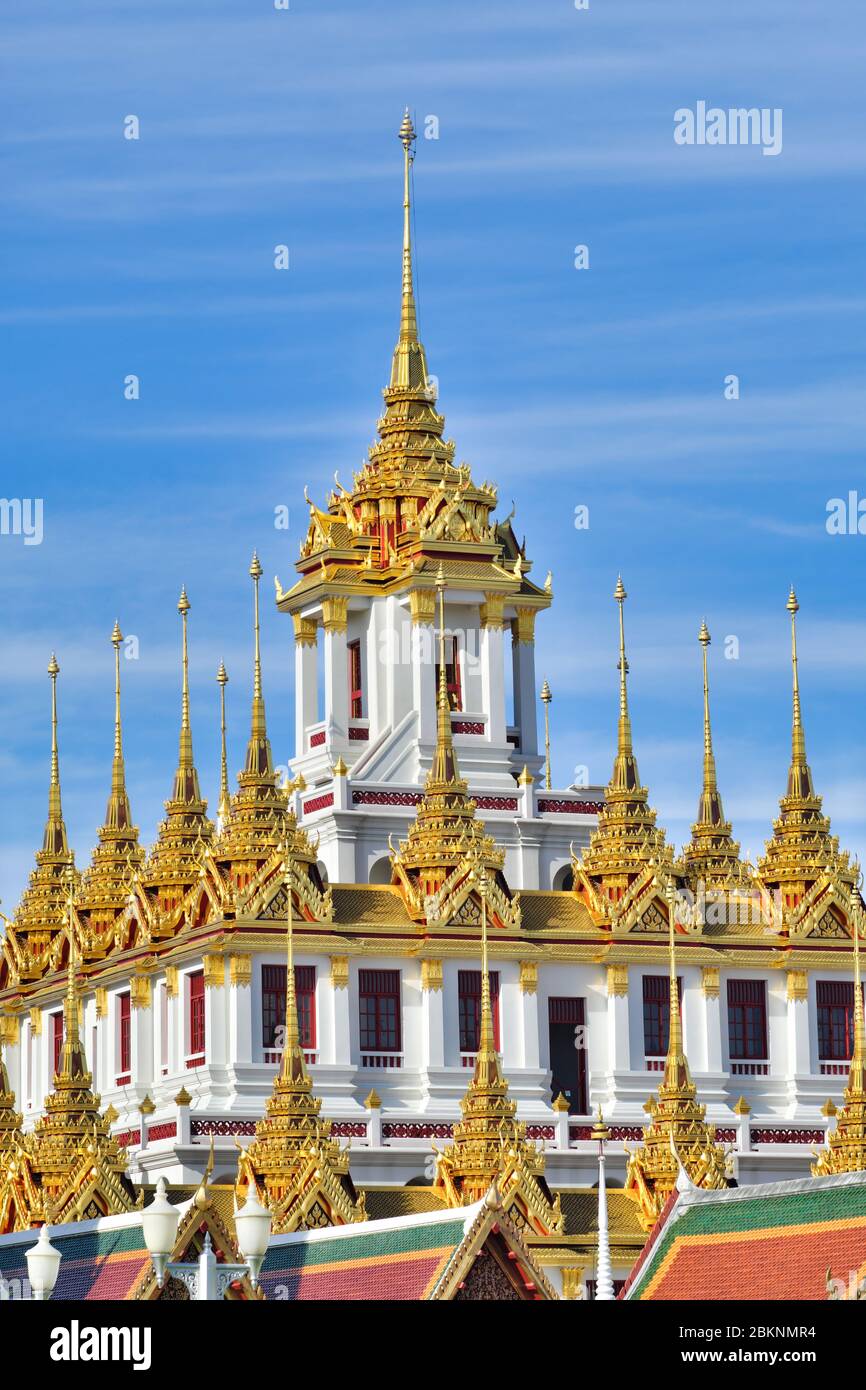 Der prächtige, vergoldete Lohaprasad ('Eiserner Palast') auf dem Gelände des Wat Ratchanadta im alten Stadtzentrum (Rattanakosin Island) in Bangkok, Thailand Stockfoto
