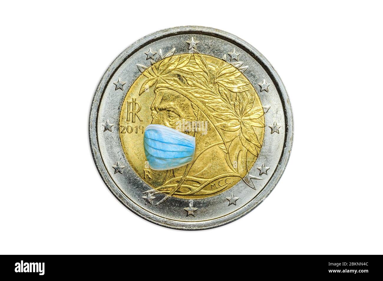 Nahaufnahme der italienischen zwei-Euro-Münze mit chirurgischer Maske auf Dante Alighieri aus Florenz in Italien. Symbol Italiens während der Covid-19 Zeit. Italien und Stockfoto