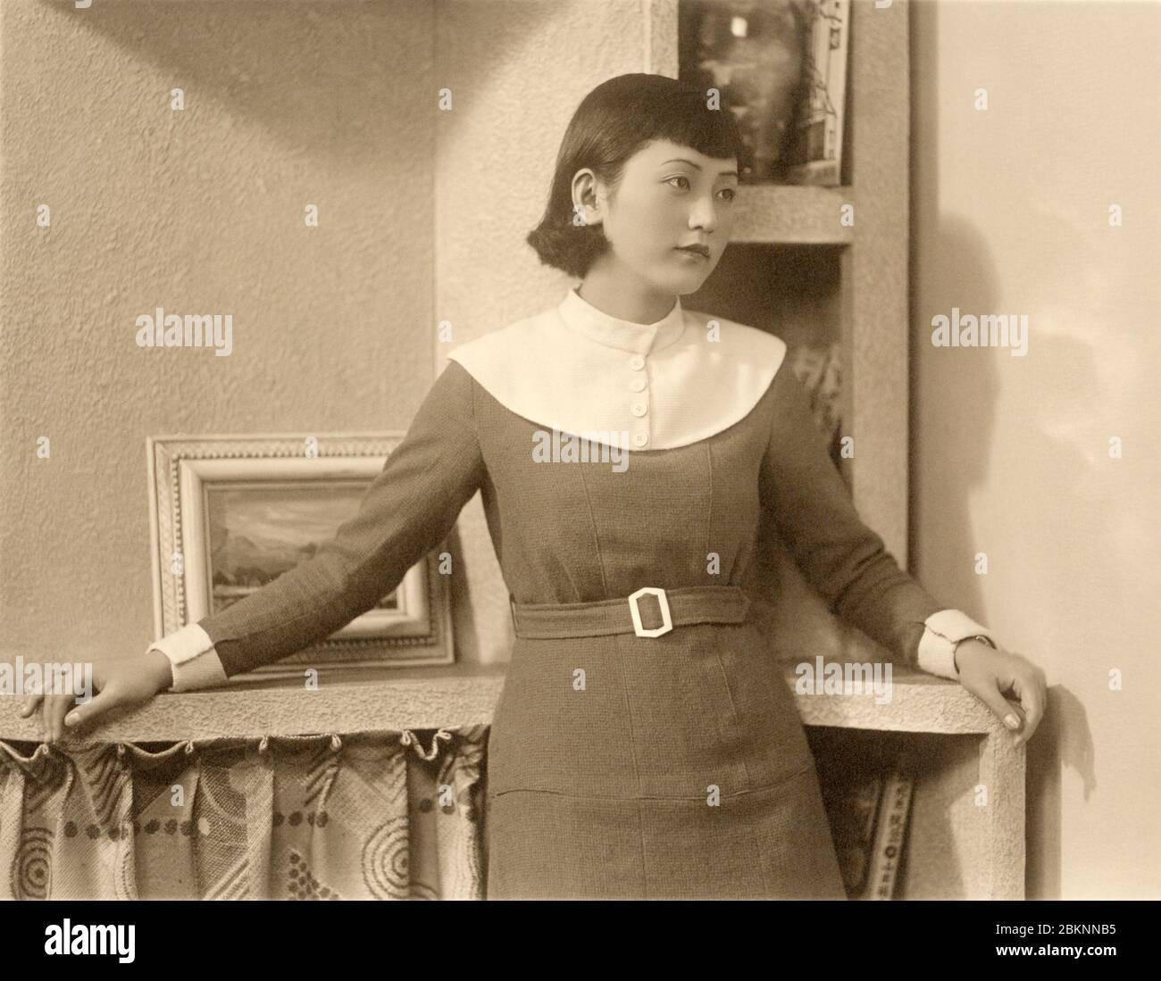 [ 1930er Jahre Japan - Junge japanische Frau ] - Junge japanische Frau in modernem Kleid und Frisur. Silberdruck mit Vintage-Gelatine aus dem 20. Jahrhundert. Stockfoto