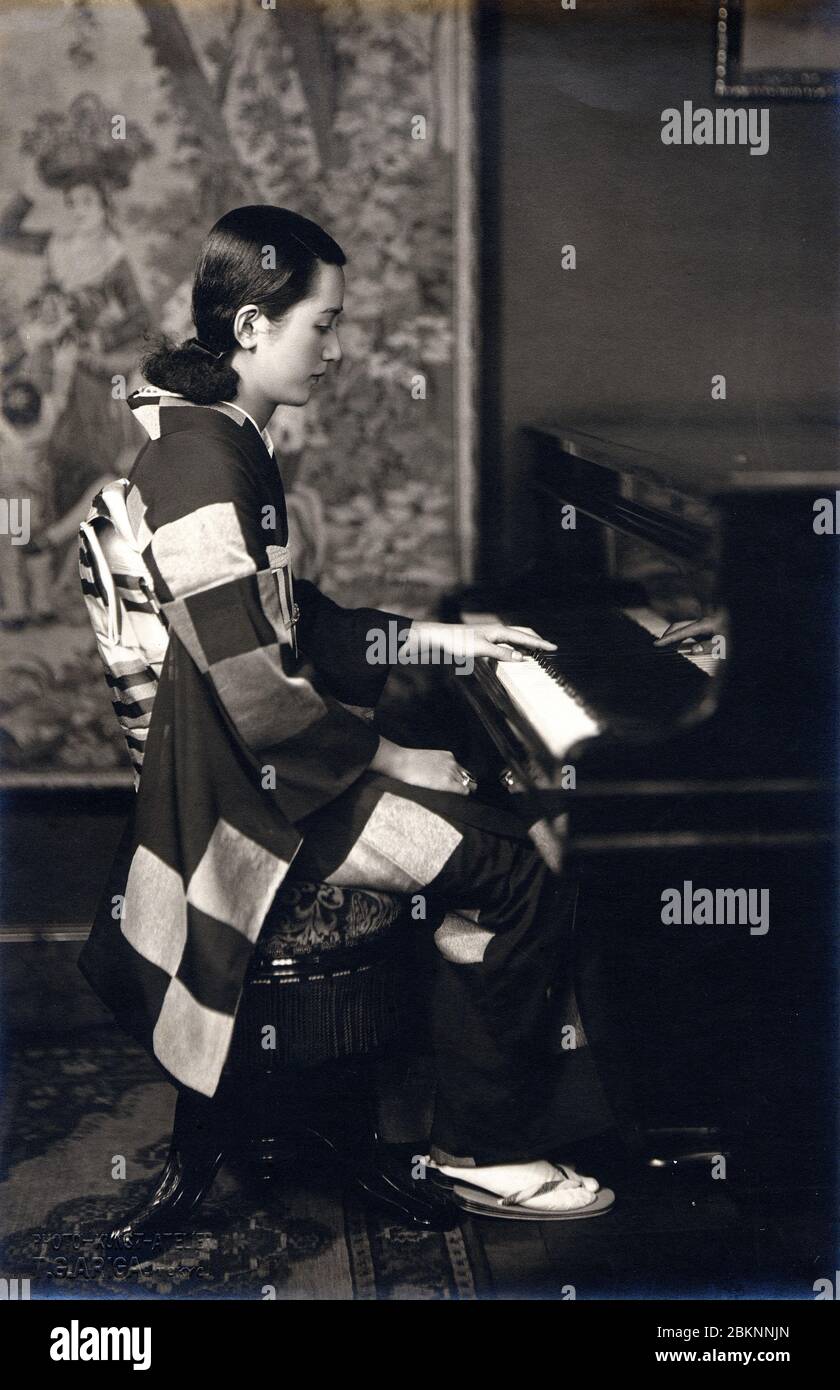 [ 1930er Jahre Japan - Junge japanische Frau ] - Junge japanische Frau in Kimono und moderne Frisur. Das Foto ist mit Showa 11 (1936) datiert. Silberdruck mit Vintage-Gelatine aus dem 20. Jahrhundert. Stockfoto