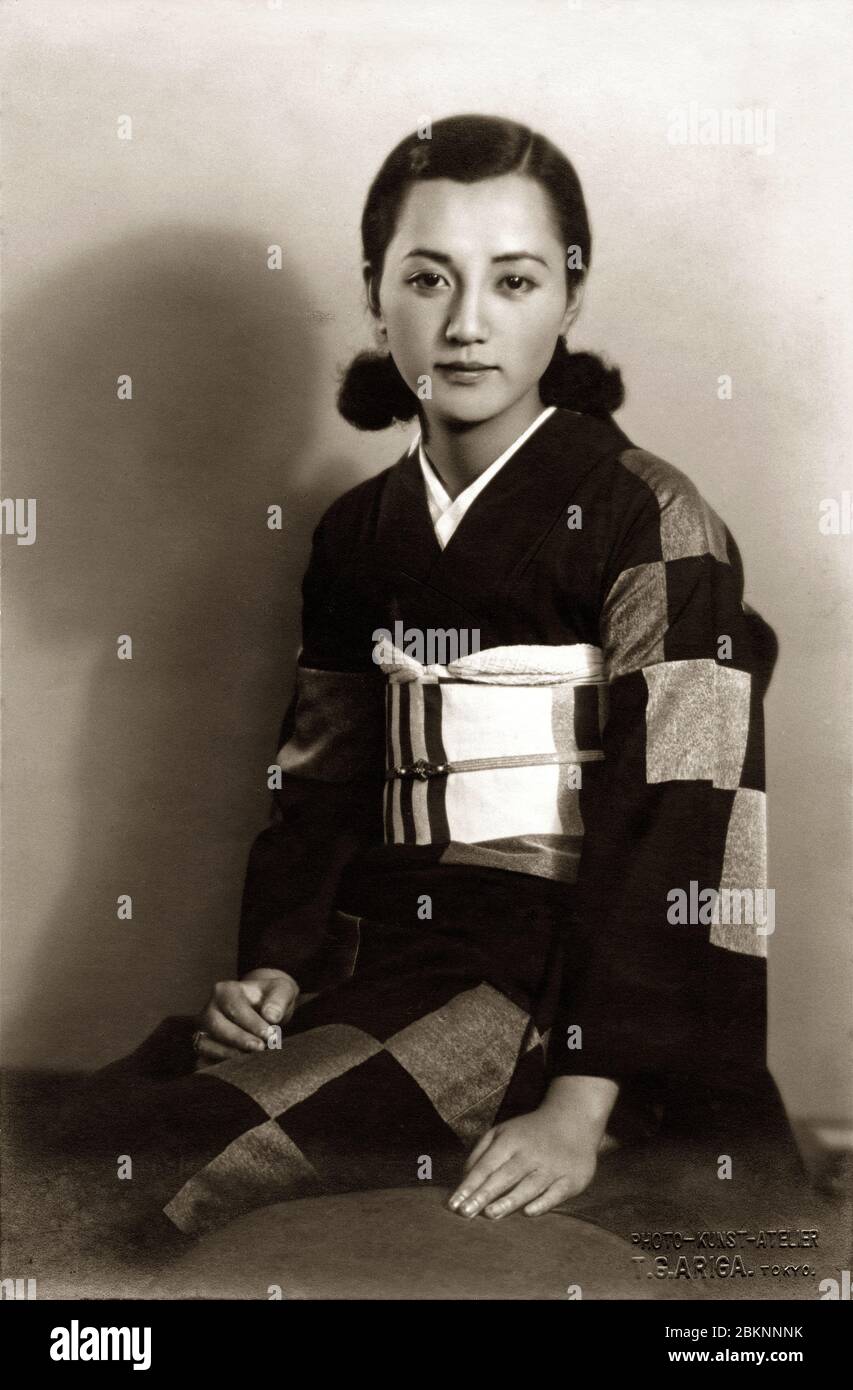 [ 1930er Jahre Japan - Junge japanische Frau ] - Junge japanische Frau in Kimono und moderne Frisur. Das Foto ist mit Showa 11 (1936) datiert. Silberdruck mit Vintage-Gelatine aus dem 20. Jahrhundert. Stockfoto