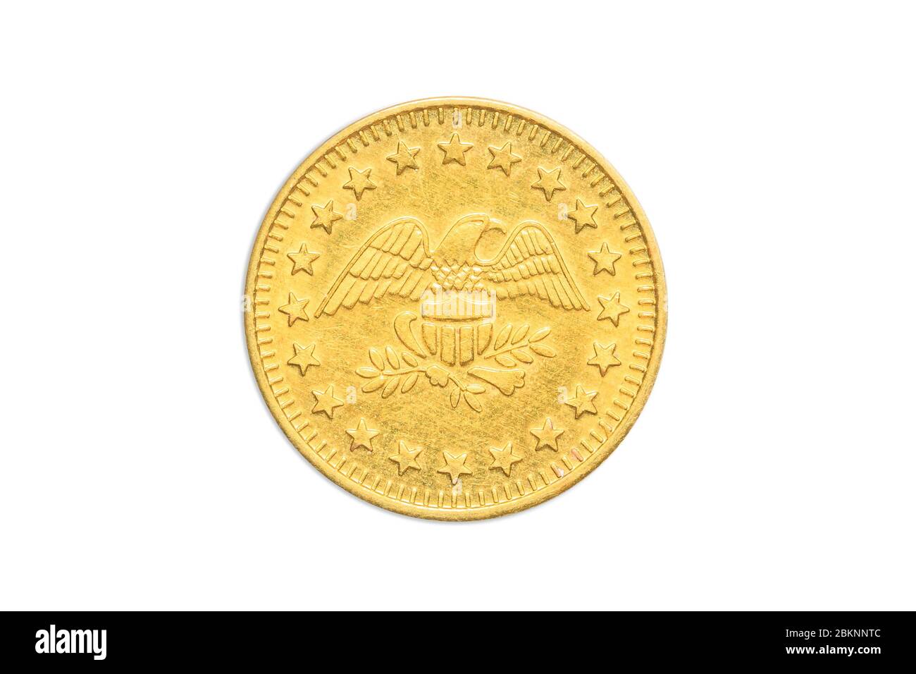 Münzzähler-Token mit amerikanischem Gold mit Adler und Sternen von Amerika, Nahaufnahme der Schwanzseite mit dem amerikanischen Adler. Isoliert auf weißem Studio Stockfoto