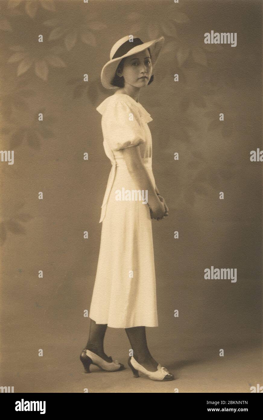 [ 1930er Jahre Japan - Junge Japanerin ] - Junge Japanerin in modernem Kleid, Hut und Frisur. Silberdruck mit Vintage-Gelatine aus dem 20. Jahrhundert. Stockfoto