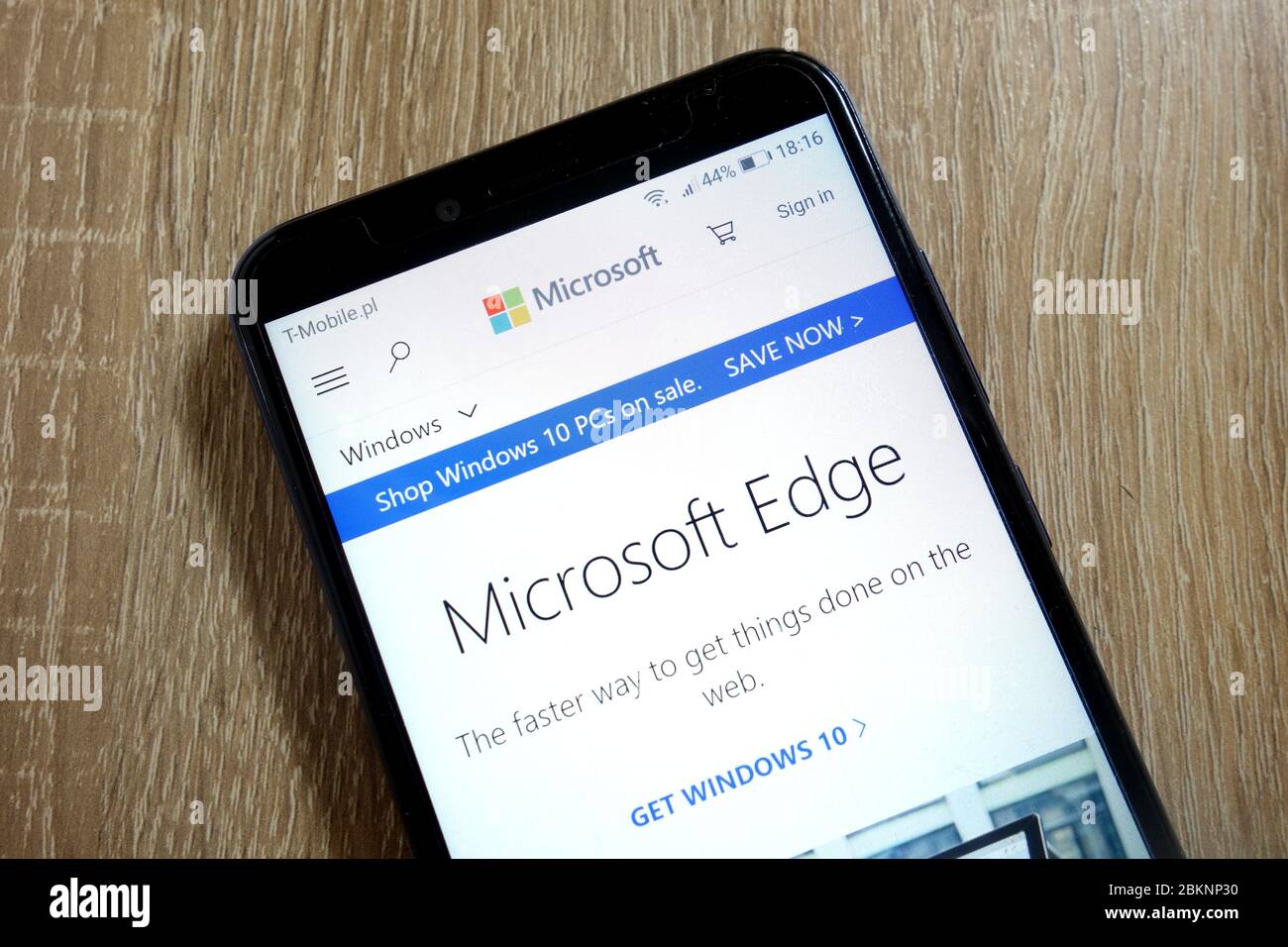 Microsoft-Website über Microsoft Edge auf dem Smartphone angezeigt Stockfoto