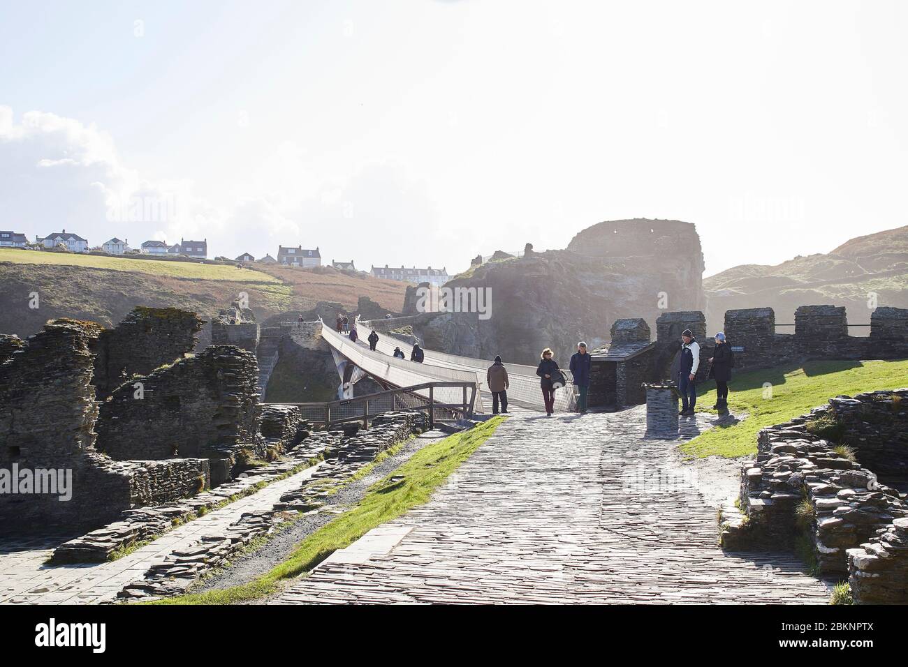 Besucher der mittelalterlichen Ruinen der Burg Tintagel. Tintagel Bridge, Tintagel, Großbritannien. Architekt: William Matthews Associates, 2019. Stockfoto