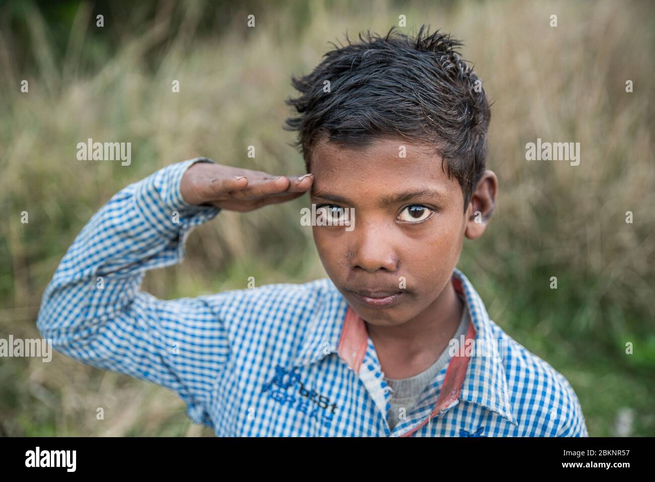 Nahaufnahme Porträt von niedlichen indischen Jungen. Kaziranga Dorf, Assam, Indien Stockfoto