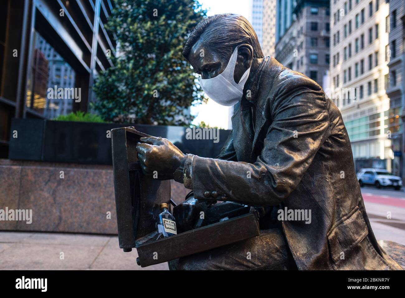 Die Skulptur des Geschäftsmanns "Double Check" von John Seward Johnson II, die während der COVID-19-Pandemie eine schützende Gesichtsmaske in der Nähe des Zuccotti Parks trägt. Stockfoto