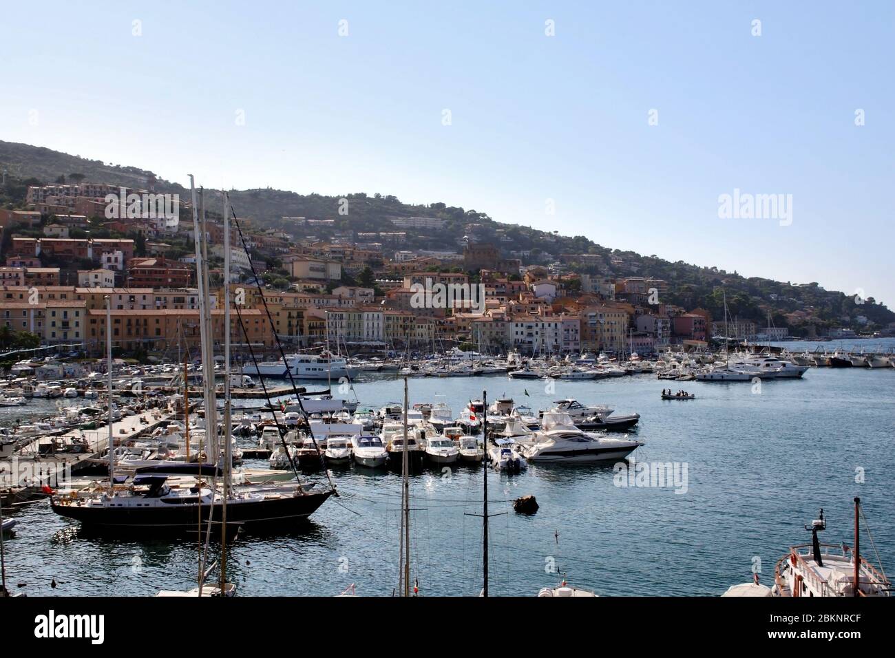 Porto Santo Stefano, Italien - 9. August 2008: Der Hafen mit Booten und das Dorf Stockfoto