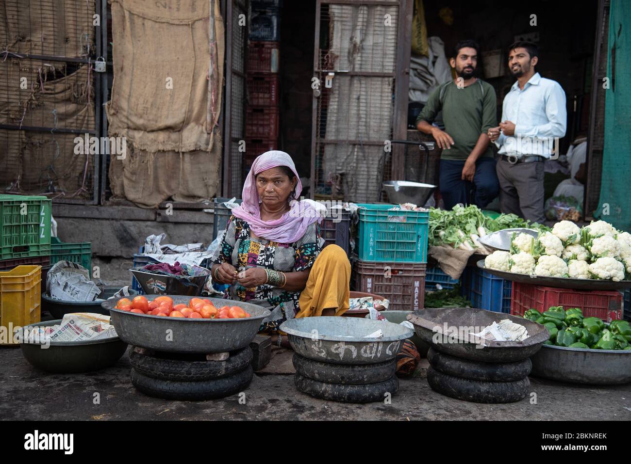 Indische weibliche Händler vor ihrer Produkte auf dem Gemüsemarkt, Jodhpur, Rajasthan, Indien Stockfoto