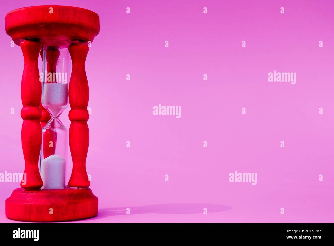 Psychische Gesundheit Probleme Coronavirus Oder Covid-19 Zeit In Der Isolation Allein Verbringen, Beobachten Die Zeit Vorbei Stockfoto