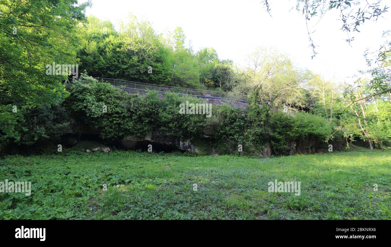 Tora e Piccilli, Italien - 2. Mai 2015: Die fossilen menschlichen Fußabdrücke der paläontologischen Stätte der Ciampate del Diavolo in der Ortschaft Foresta Stockfoto