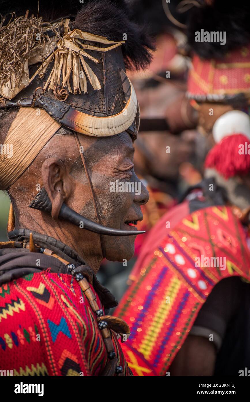 Konyak Stamm Kopf Jäger tragen traditionelle Hand gemacht Stammes Halsketten. Konyak King's Village, Longwa, Nagaland, Indien Stockfoto