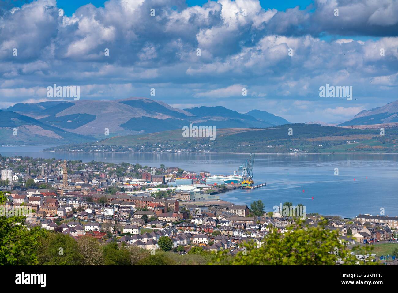 Erhöhte Ansicht der Stadt Greenock an der Küste von Firth of Clyde in Inverclyde, Schottland, Großbritannien Stockfoto