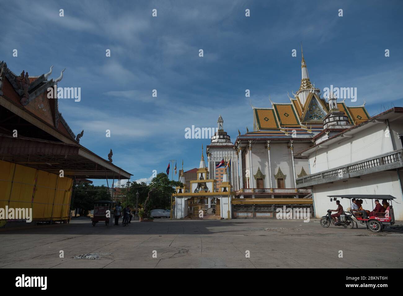Buddhistische Mönche, die in einer Motorrad-Rikscha abfahren. Wat Tuol Tompong Pagode, Phnom Penh, Kambodscha Stockfoto