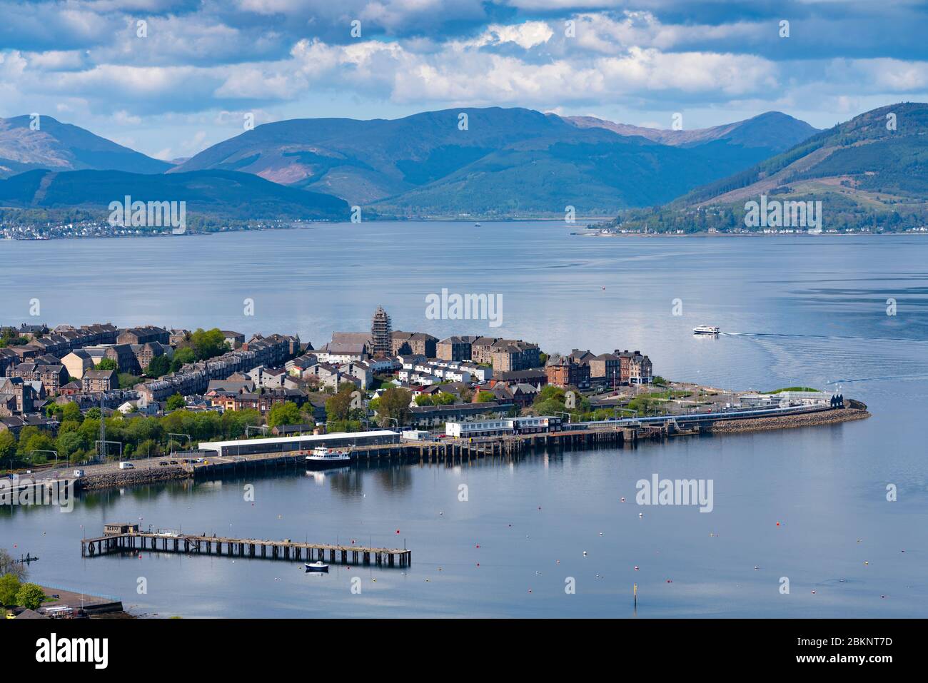 Erhöhte Ansicht der Stadt Gourock an der Küste von Firth of Clyde in Inverclyde, Schottland, Großbritannien Stockfoto