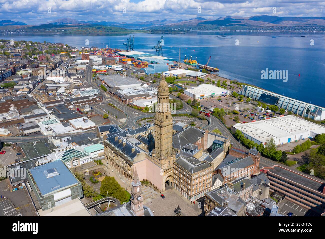 Erhöhte Ansicht des Greenock Stadtzentrum mit Turm des Stadtgebäudes im Vordergrund, Inverclyde, Schottland, Großbritannien Stockfoto