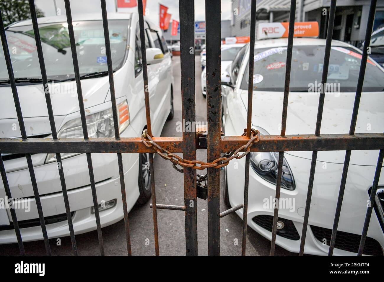 Gebrauchtwagen auf einem Garagenvorplatz in Bristol sitzen ungewaschen hinter verschlossenen Toren, als der Automarkt seine "schlechteste Leistung in lebendem Gedächtnis" erlitt, mit einem 97% Rückgang der Neuwagenverkäufe im April aufgrund der Coronavirus-Pandemie. Die von der Gesellschaft der Kraftfahrzeughersteller und Händler (SMMT) veröffentlichten Zahlen zeigen, dass im April nur 4,321 Neuwagen zugelassen wurden. Stockfoto