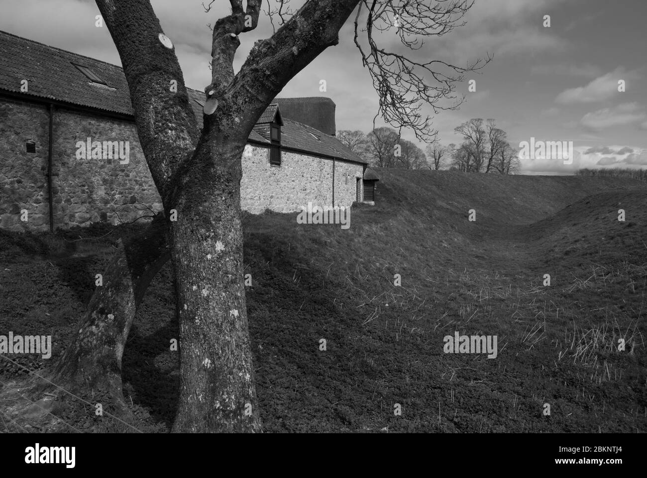 Ländliche Stein Bauernhaus Architektur Umbau Moat Graben Schatten in Avebury, Marlborough, Wiltshire Stockfoto