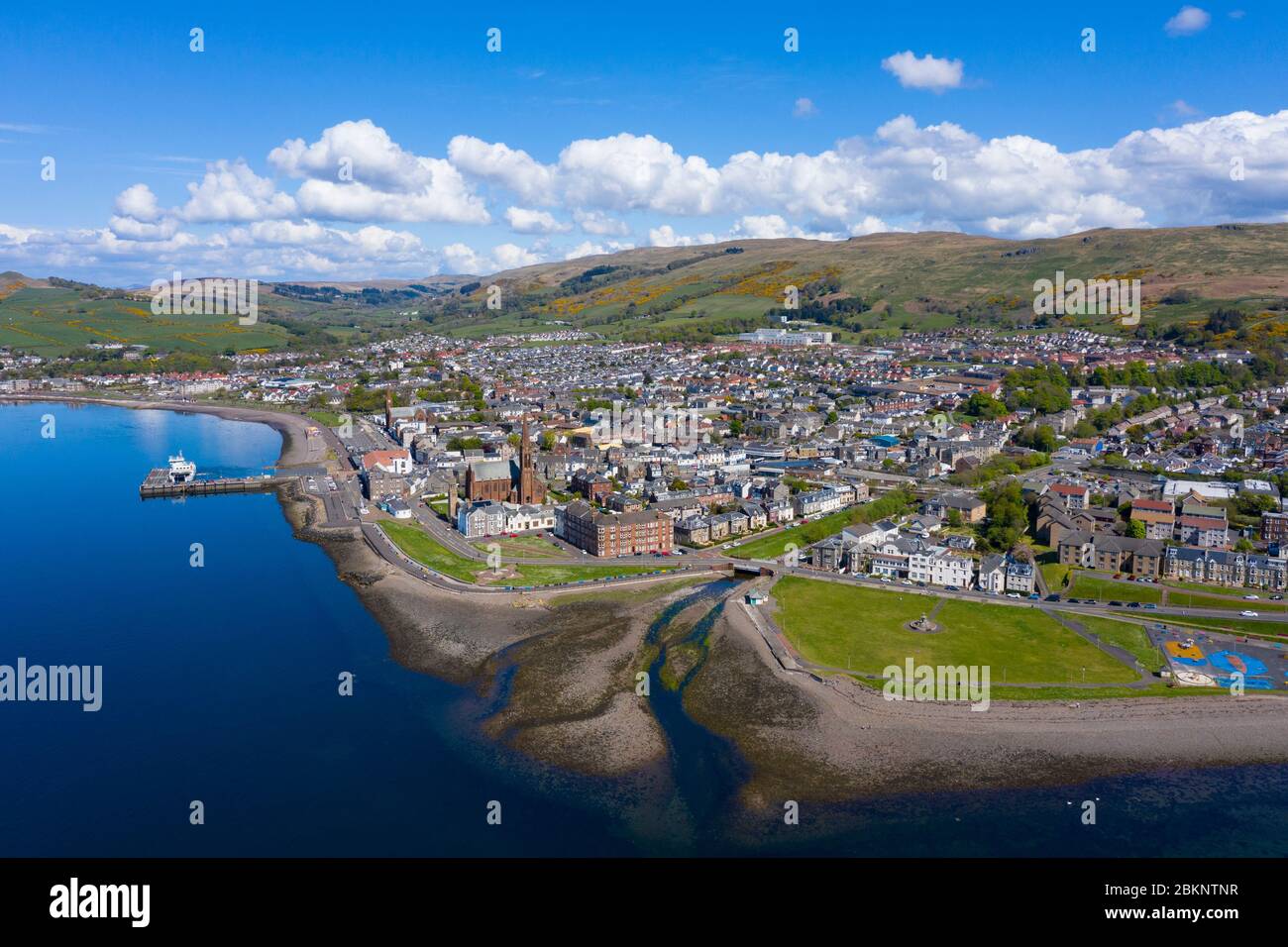 Luftaufnahme der Küstenstadt Largs in North Ayrshire, Schottland, Großbritannien Stockfoto