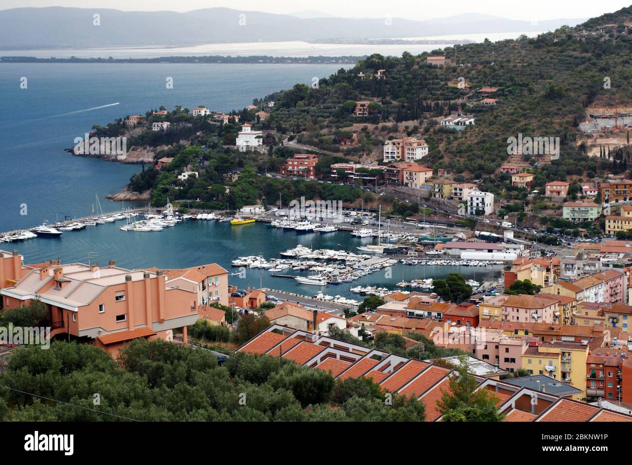 Porto Santo Stefano, Italien - 9. August 2008: Der Hafen mit Booten und das Dorf Stockfoto