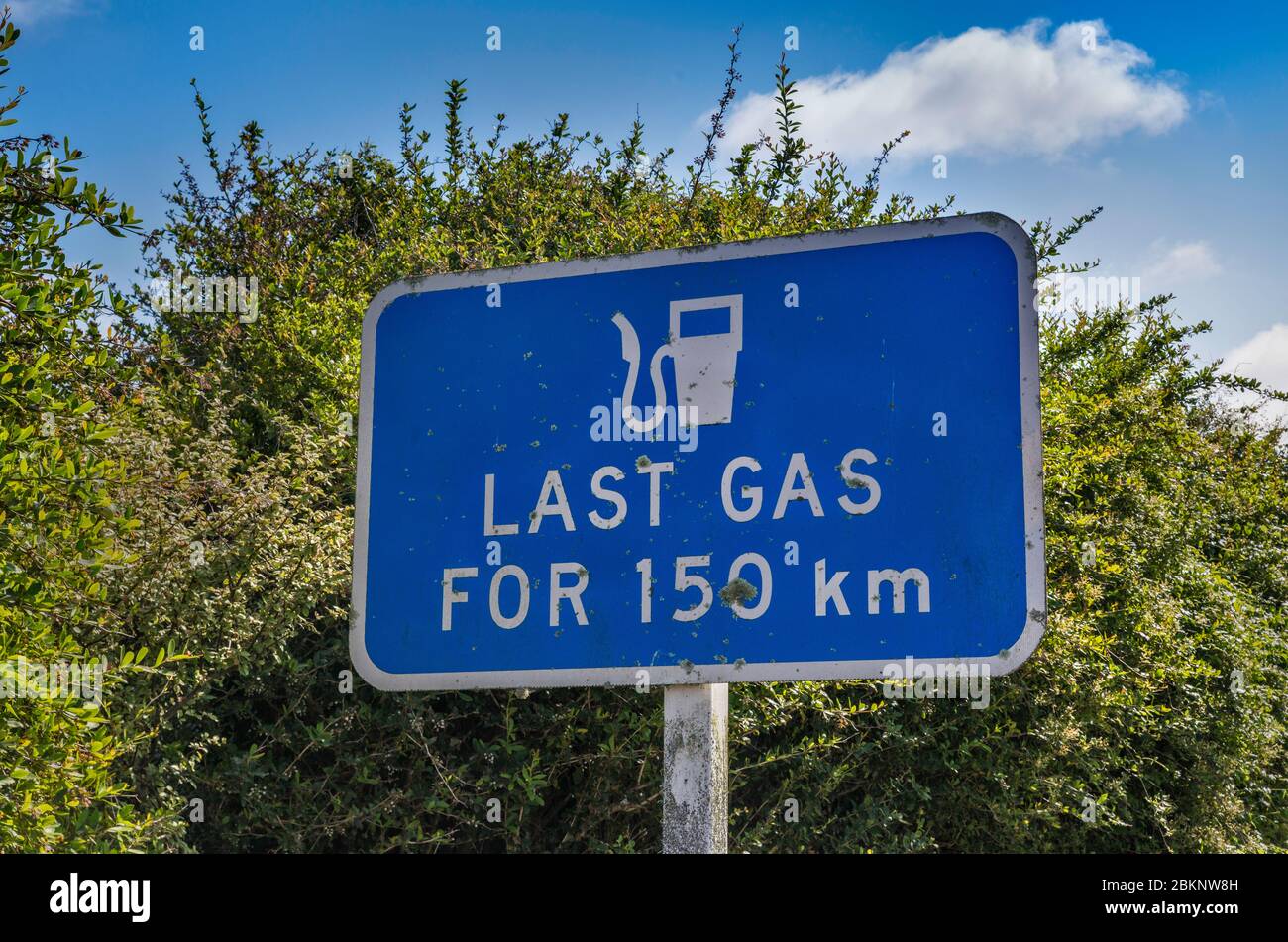 Warnschild am Anfang des Forgotten World Highway (SH43) in Stratford, Taranaki Region, Nordinsel, Neuseeland Stockfoto