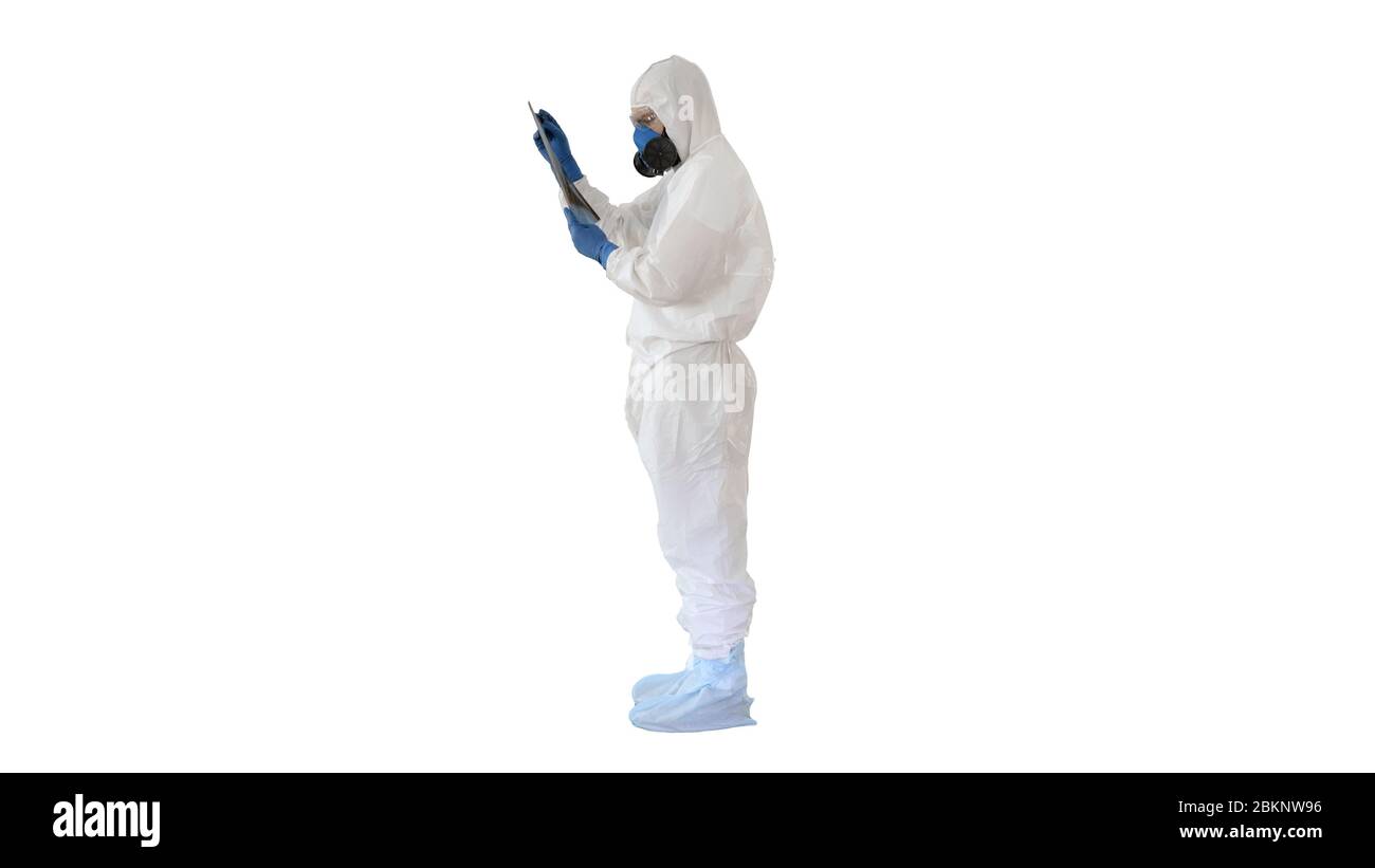 Epidemiologe in Atemschutzmaske untersuchen die Pneumonie des Patienten auf einem Röntgenbild Covid-19 auf weißem Hintergrund. Stockfoto