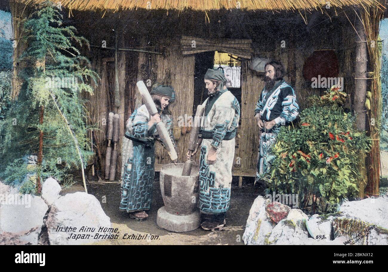 [ 1910er Japan - Japan-British Exhibition ] - Ainu Home auf der Japan-British Exhibition in White City, London in Großbritannien. Es wurde vom 14. Mai bis 29. Oktober 1910 (Meiji 43). Die Ausstellung sollte die Verbindungen zwischen Großbritannien und Japan festigen, das Image Japans als Industrieland verbessern und den Handel zwischen den beiden Ländern verbessern. Es war Japans größte internationale Ausstellung bis heute und zog 2,271 japanische Aussteller und über 8 Millionen Besucher an. Vintage-Postkarte des 20. Jahrhunderts. Stockfoto