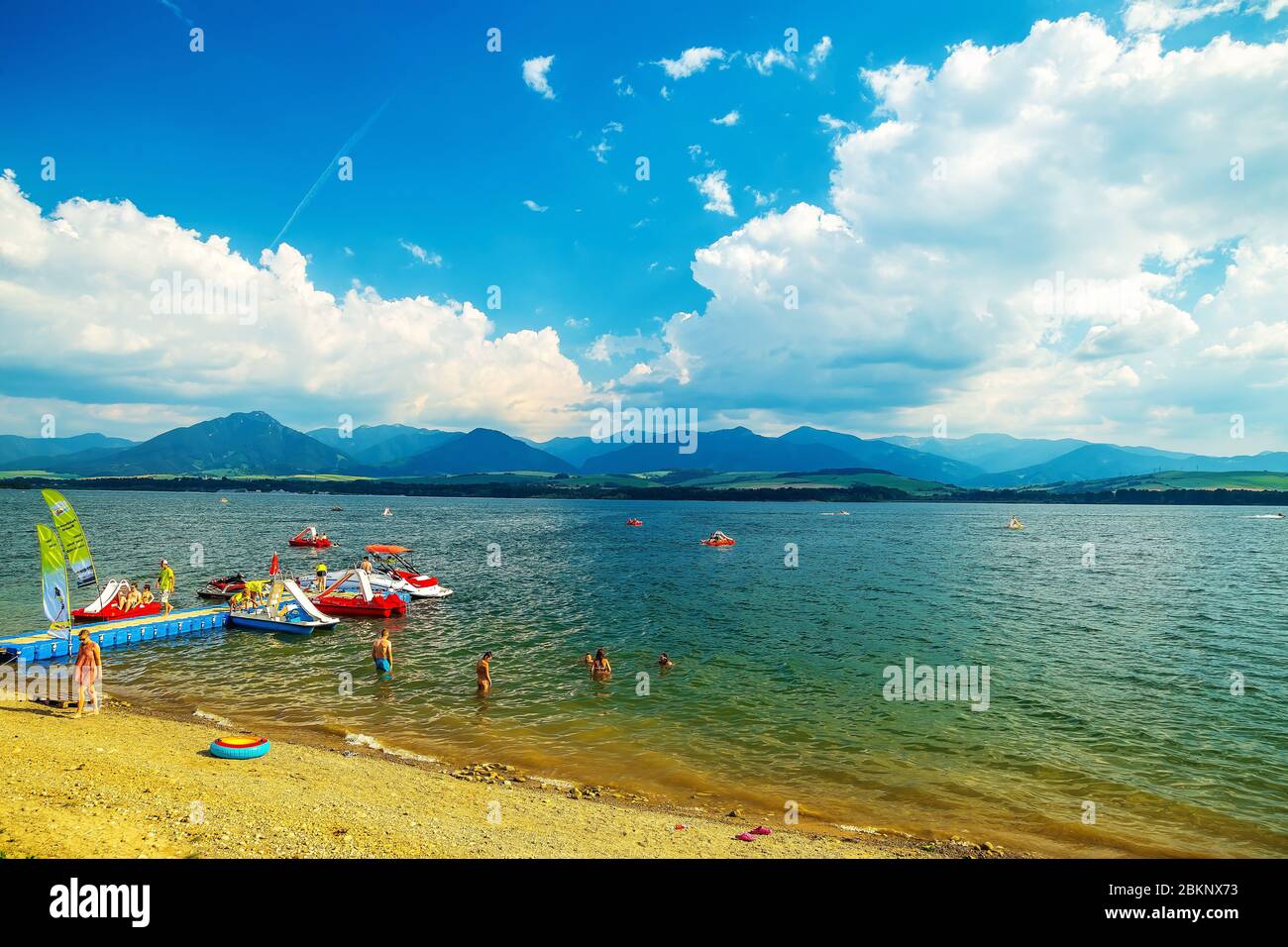 Naturschwimmbad See, Slowakei Liptovska mara 6.7 2015. Stockfoto