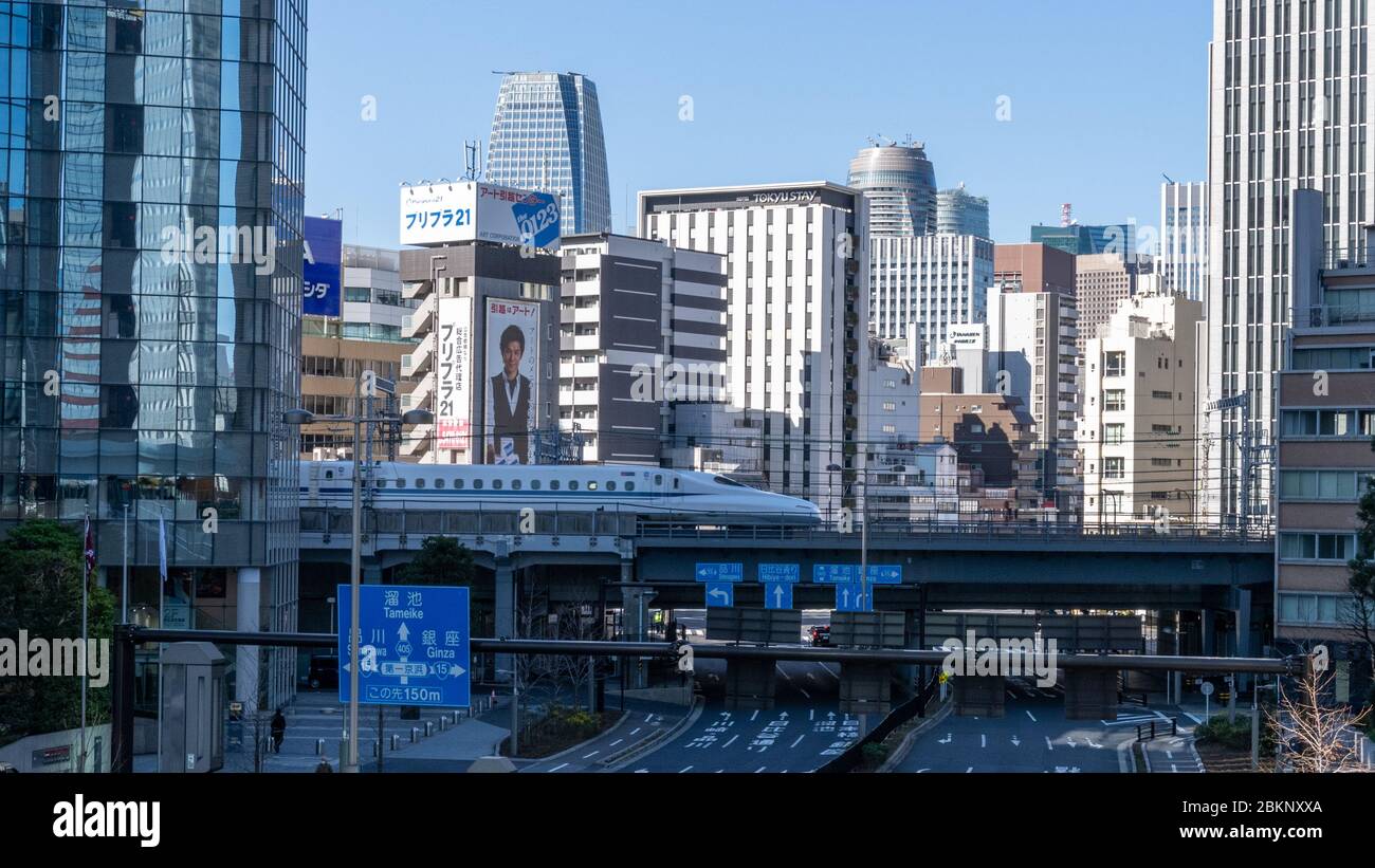Shimkansen Crossing Bridge in Shiodome, Tokio, Japan Stockfoto