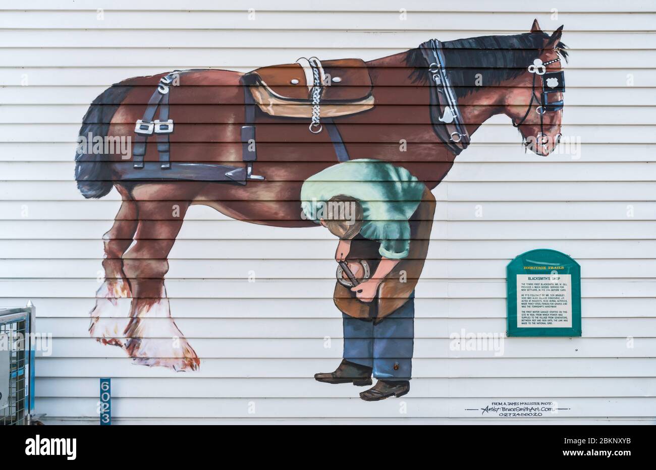 Shoeing a Horse, Wandgemälde von Bruce Smith, Blacksmith's Shop in Whangamomona, Forgotten World Highway (SH43), Manawatu-Wanganui, North Island, Neuseeland Stockfoto