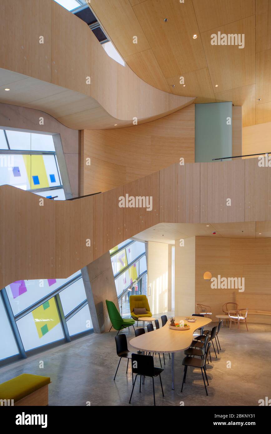 Treppe und Atrium. Maggies Centre, St Bartholomews Hospital, EC1A 7BC, Großbritannien. Architekt: Steven Holl Architects, 2017. Stockfoto