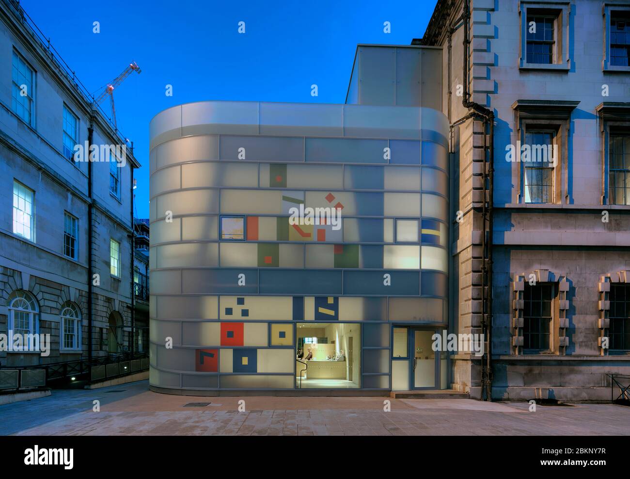 Hintere Glasfassade. Maggies Centre, St Bartholomews Hospital, EC1A 7BC, Großbritannien. Architekt: Steven Holl Architects, 2017. Stockfoto