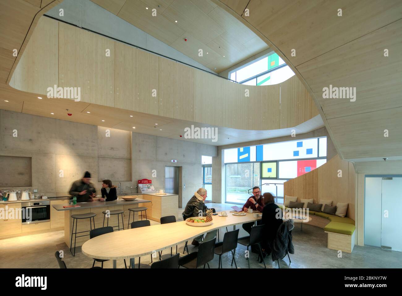 Gemeinschaftsküche. Maggies Centre, St Bartholomews Hospital, EC1A 7BC, Großbritannien. Architekt: Steven Holl Architects, 2017. Stockfoto