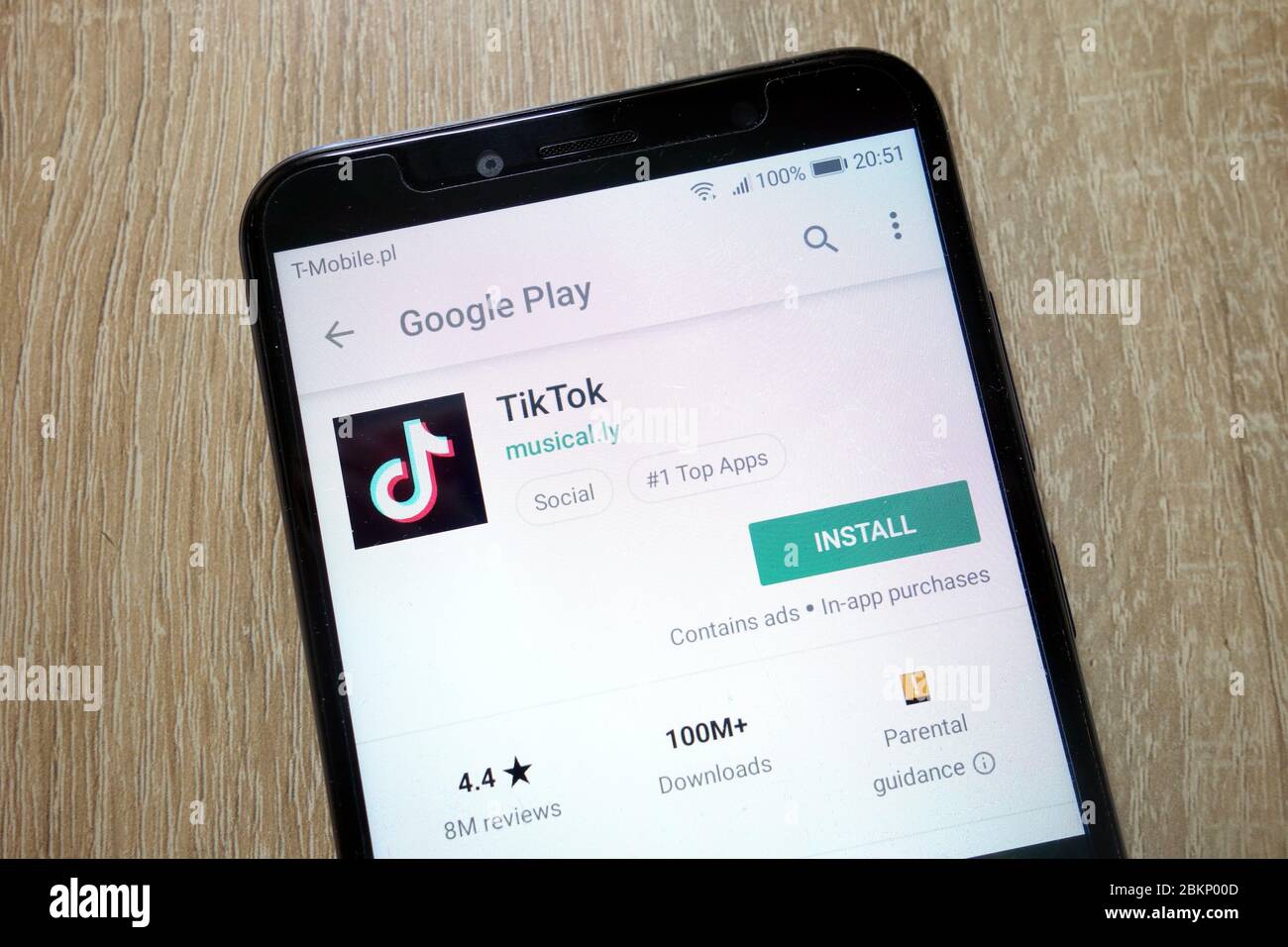 TikTok App auf Google Play Store Website auf Smartphone angezeigt Stockfoto