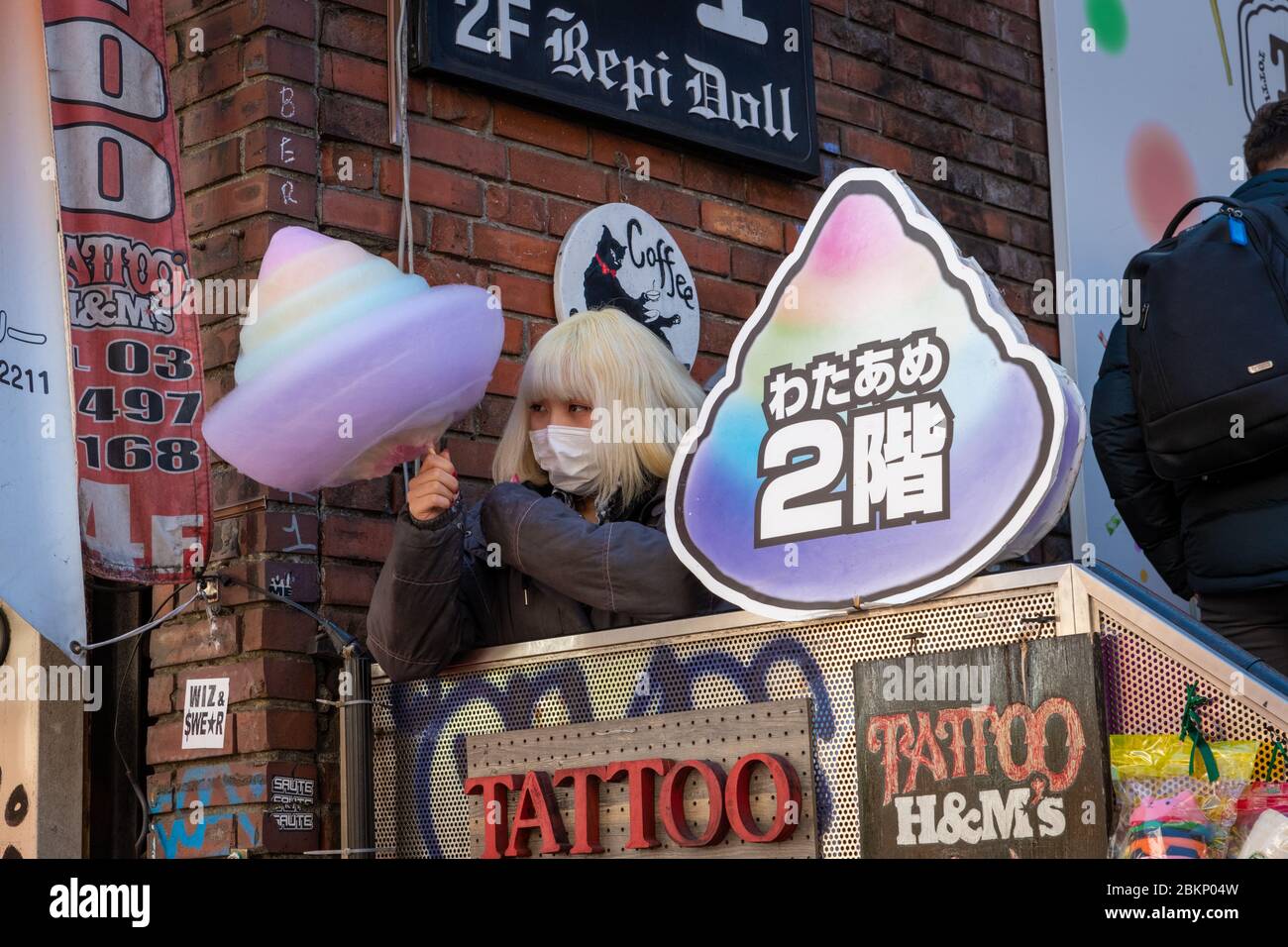 Mädchen hält Stock von Candy Floss, Tokio Japan Stockfoto