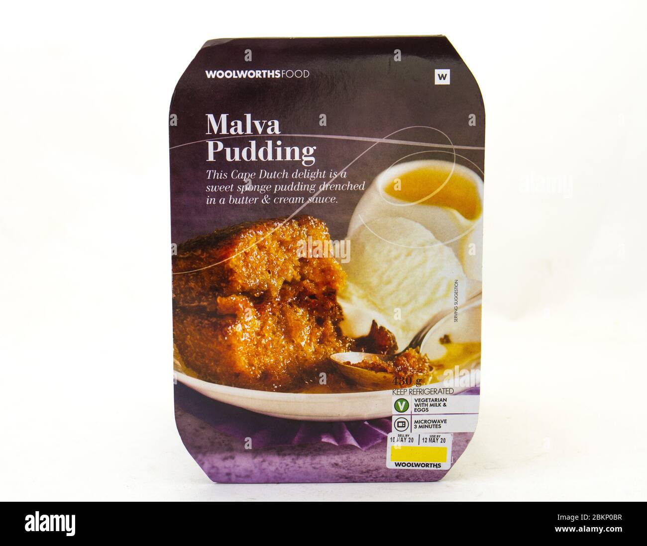 Alberton, Südafrika - ein Container von Woolworths Food traditionelle Cape Dutch malva Pudding isoliert auf einem klaren Hintergrundbild mit Kopierraum Stockfoto