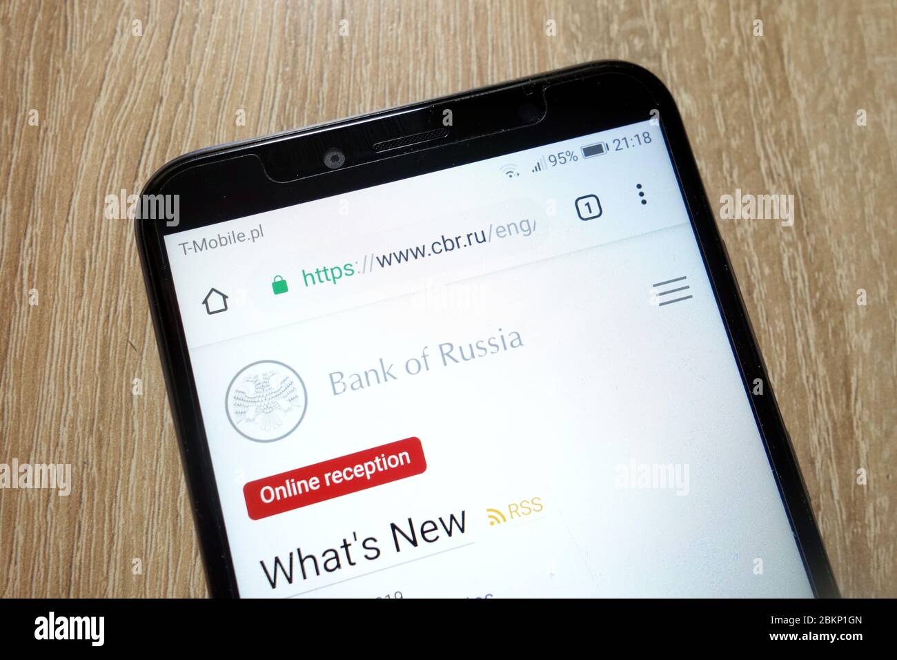 Website der Zentralbank von Russland (www.cbr.ru) auf dem Huawei Y6 2018 Smartphone angezeigt Stockfoto