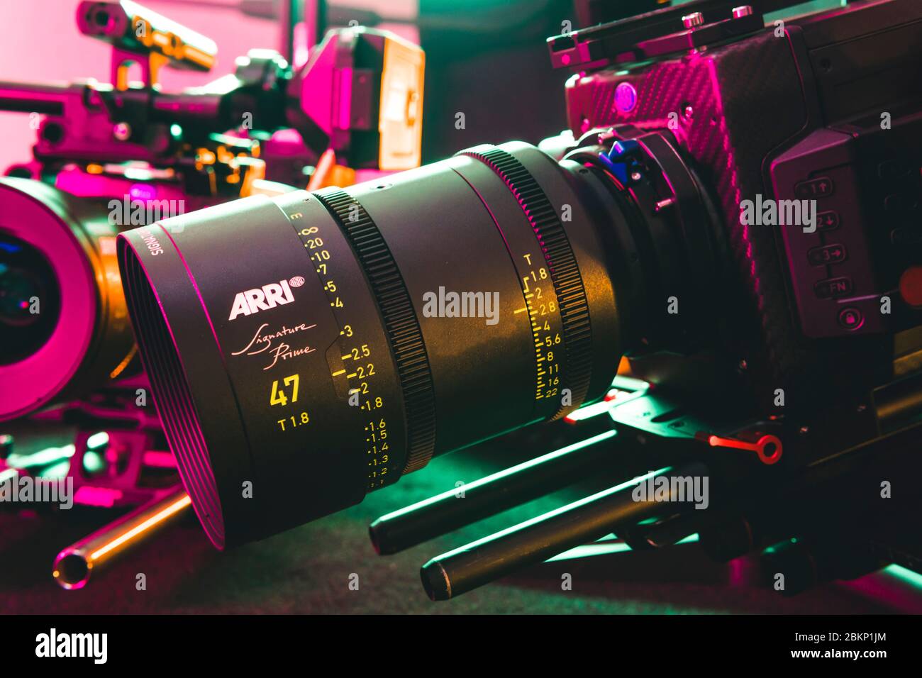 Kiew, Ukraine - 04.17.2020: Studio-Shooting der professionellen Videokamera Arri Alexa mini LF mit Objektiv, Nahaufnahme. Professionelle Ausrüstung für den Kinematographen Stockfoto