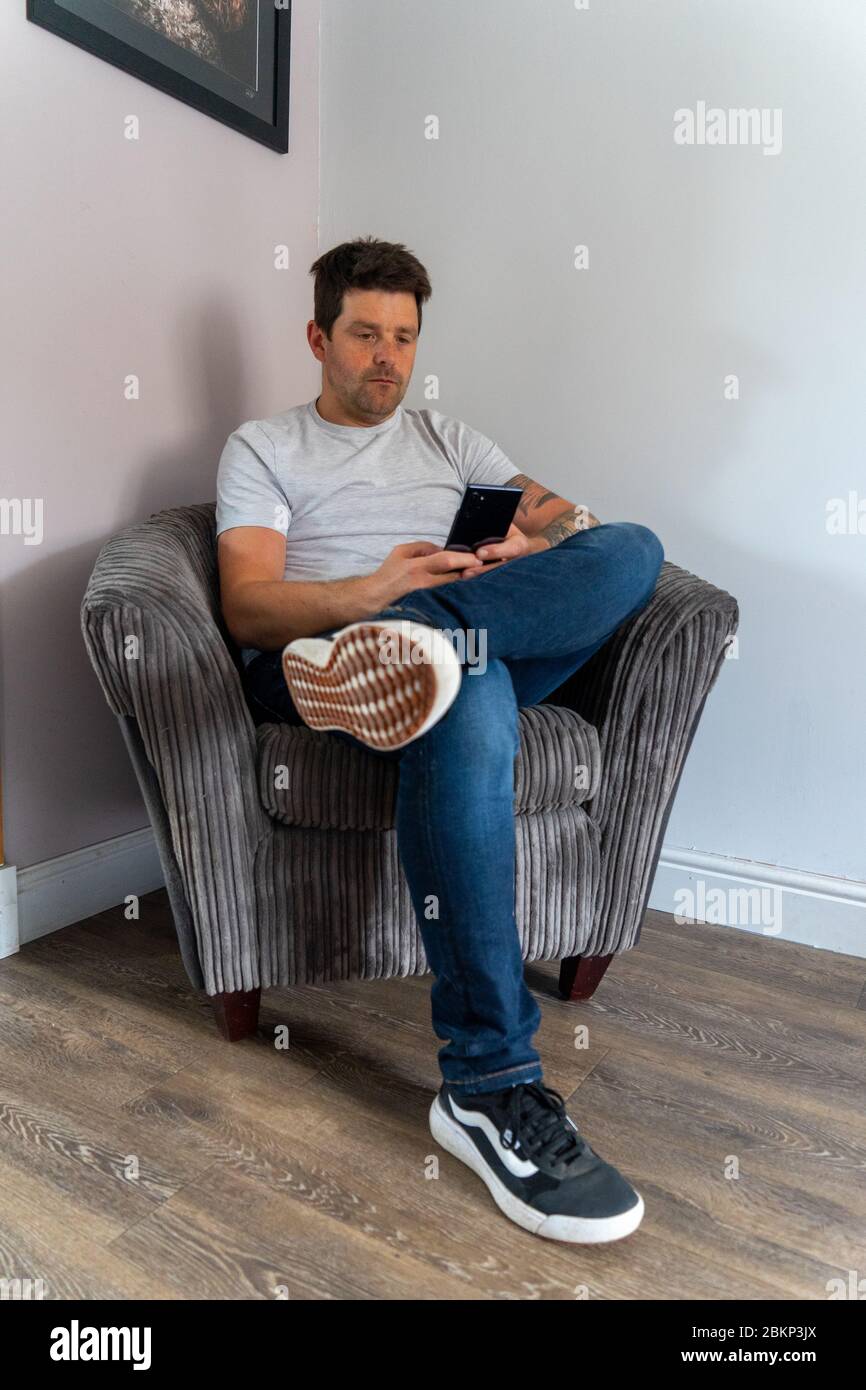 Leben in Coronavirus Lockdown und zu Hause bleiben. Mit Furloughed und das Leben im Haus. Ein Tag im Leben des Furloughed während Covid Stockfoto