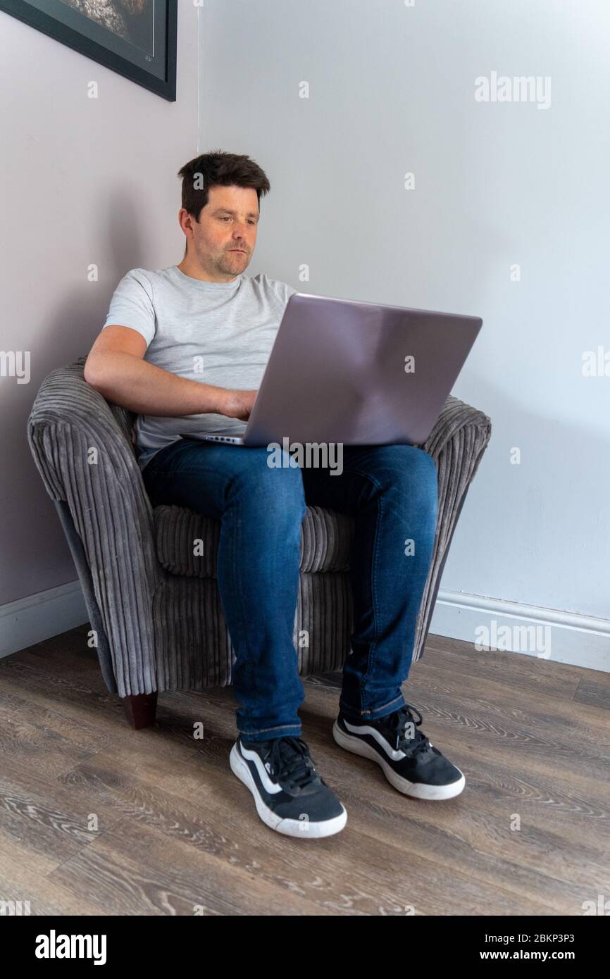 Leben in Coronavirus Lockdown und zu Hause bleiben. Mit Furloughed und das Leben im Haus. Ein Tag im Leben des Furloughed während Covid Stockfoto