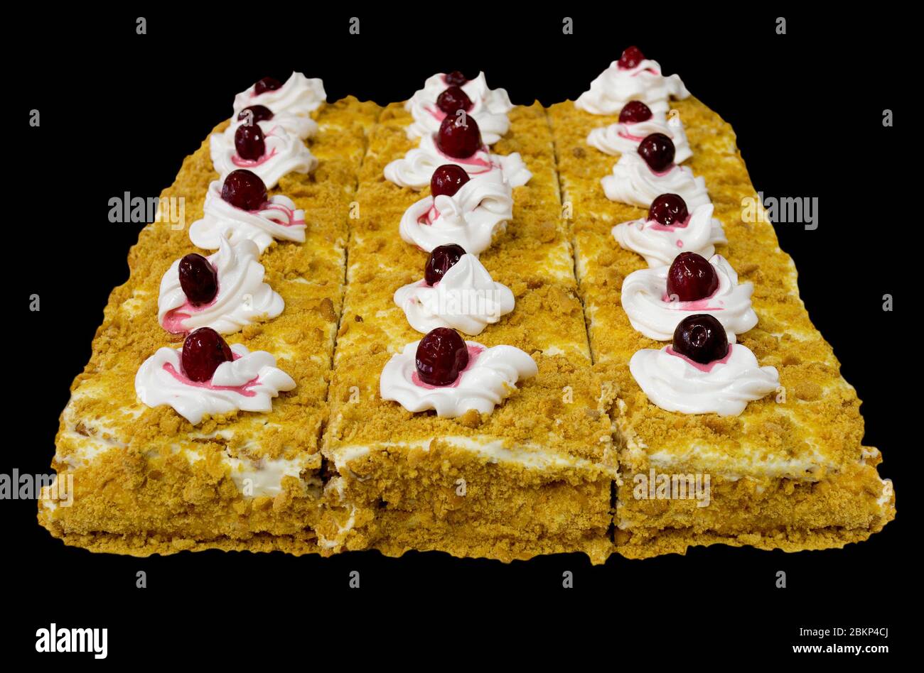 Einige hausgemachte Blätterteigkuchen mit Sahne und Beeren auf dem schwarzen Hintergrund Stockfoto