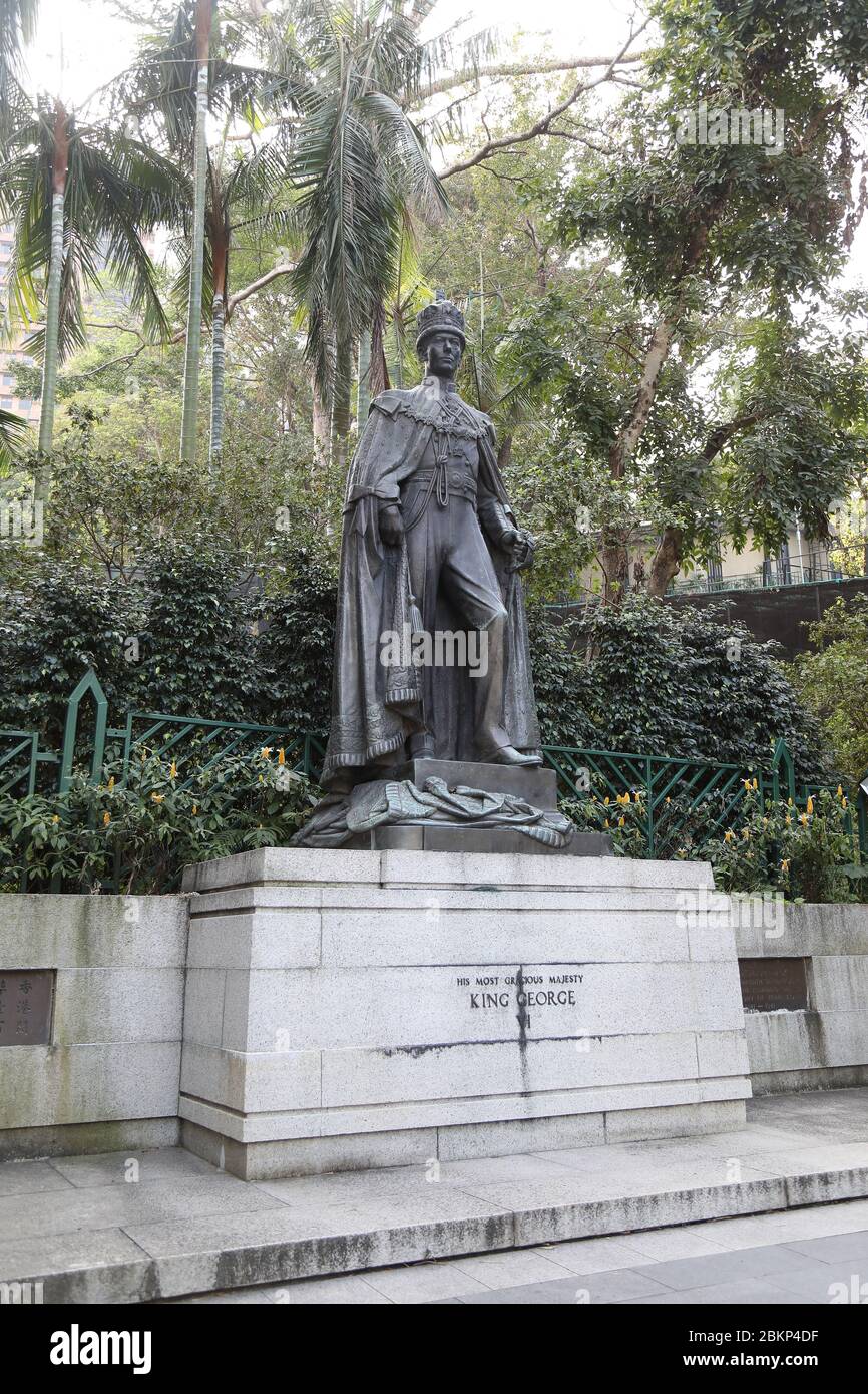 Bronzestatue von König Georg VI. Im Zoo und Botanischen Garten von Hongkong installiert. Die Bronzestatue des berühmten britischen Bildhauers Gilbert Ledward wurde 1958 zum 100. Jahrestag von Hongkong errichtet (1841-1941). Stockfoto