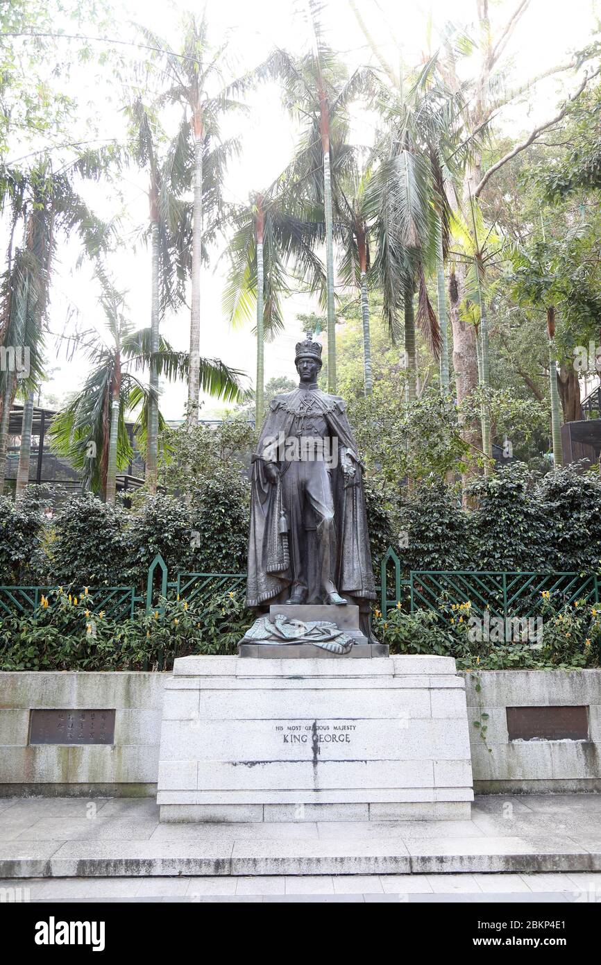 Bronzestatue von König Georg VI. Im Zoo und Botanischen Garten von Hongkong installiert. Die Bronzestatue des berühmten britischen Bildhauers Gilbert Ledward wurde 1958 zum 100. Jahrestag von Hongkong errichtet (1841-1941). Stockfoto