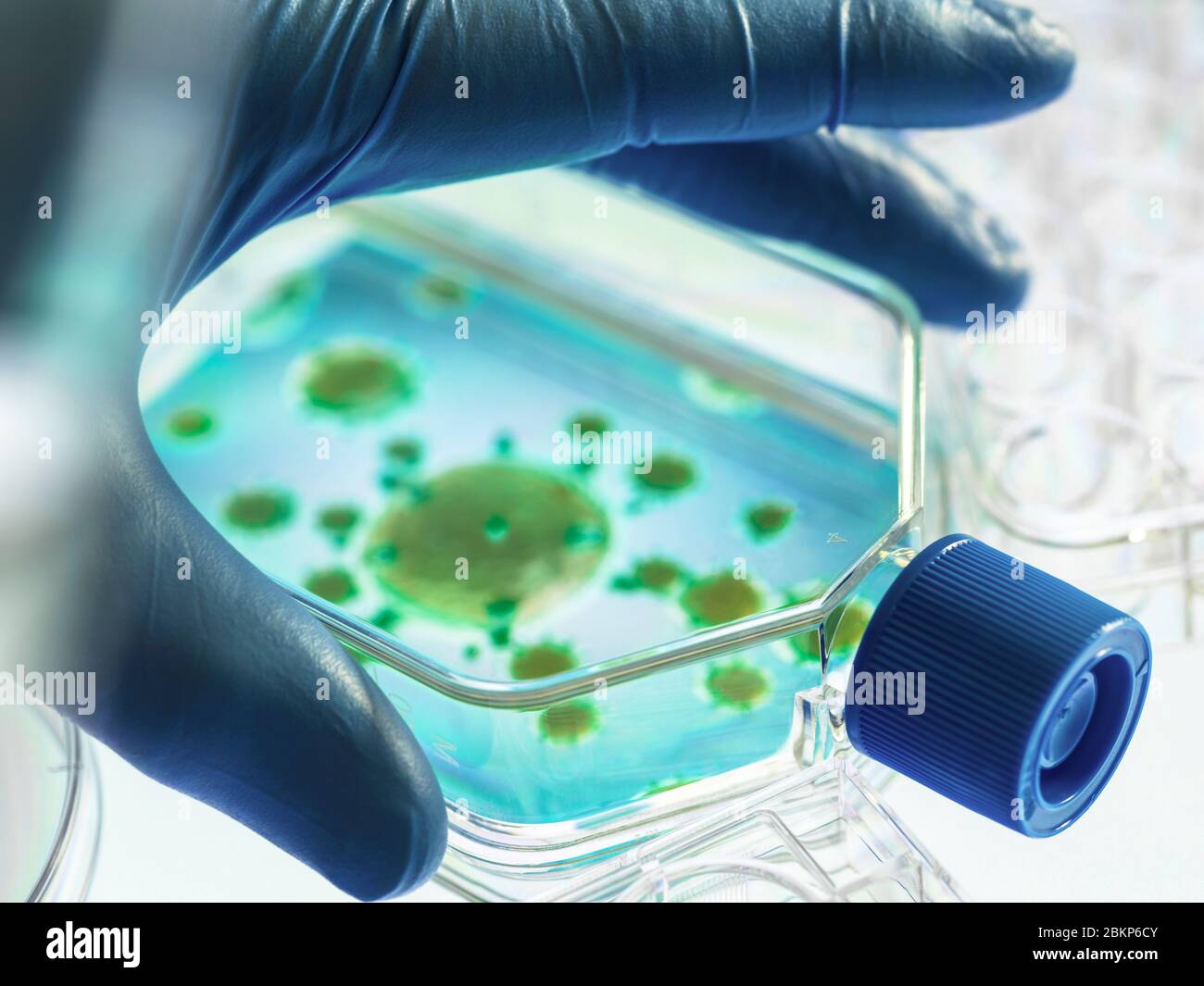 Pharmazeutische Forschung zu Krankheiten und Pandemien. Makroansicht eines 3D-Bildes eines Virus, das in einem von einem Wissenschaftler gehaltenen Zellengefäß enthalten ist. Stockfoto