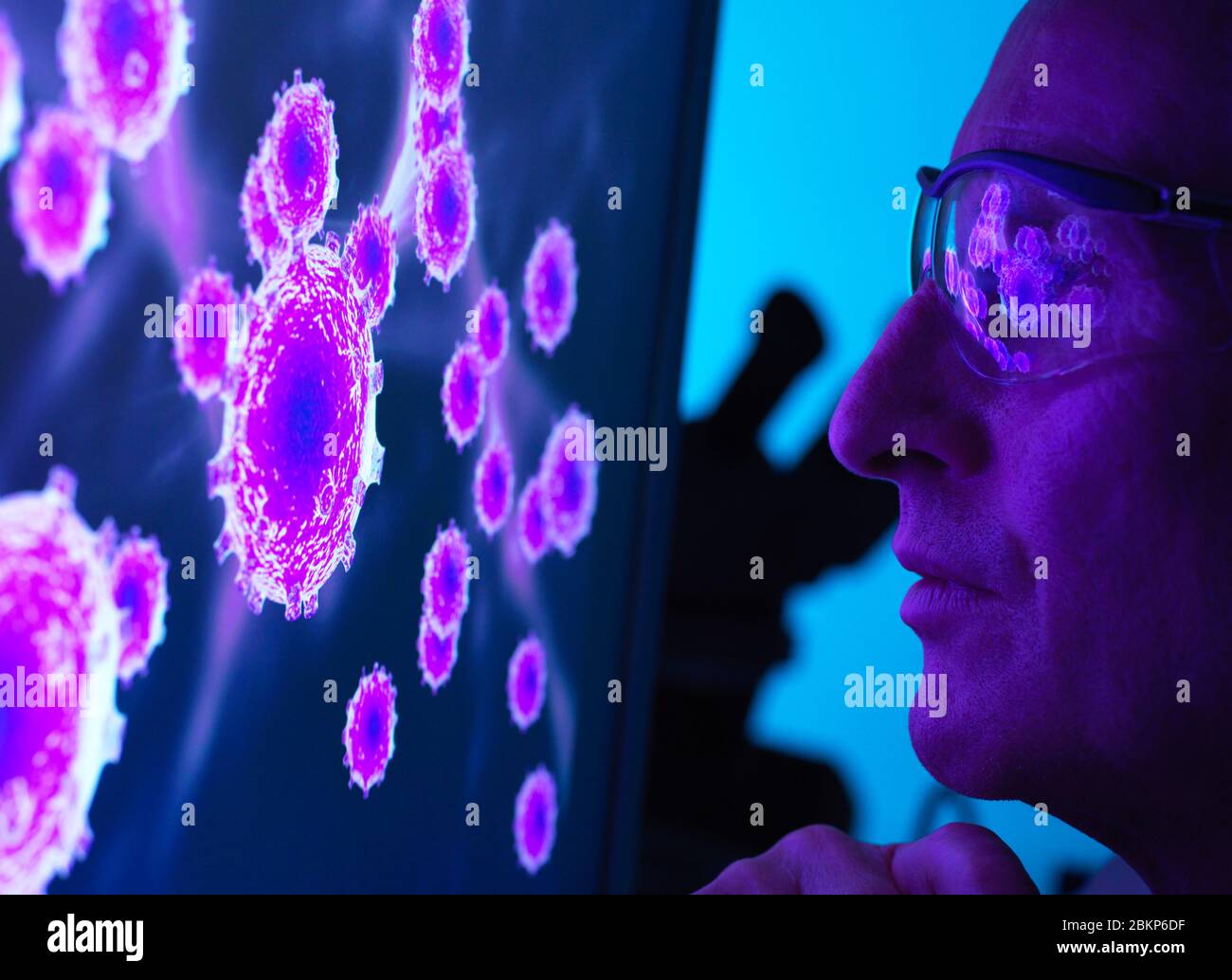 Wissenschaftler betrachten ein Bild des Virus mit einem Elektronenmikroskop im Labor. Stockfoto