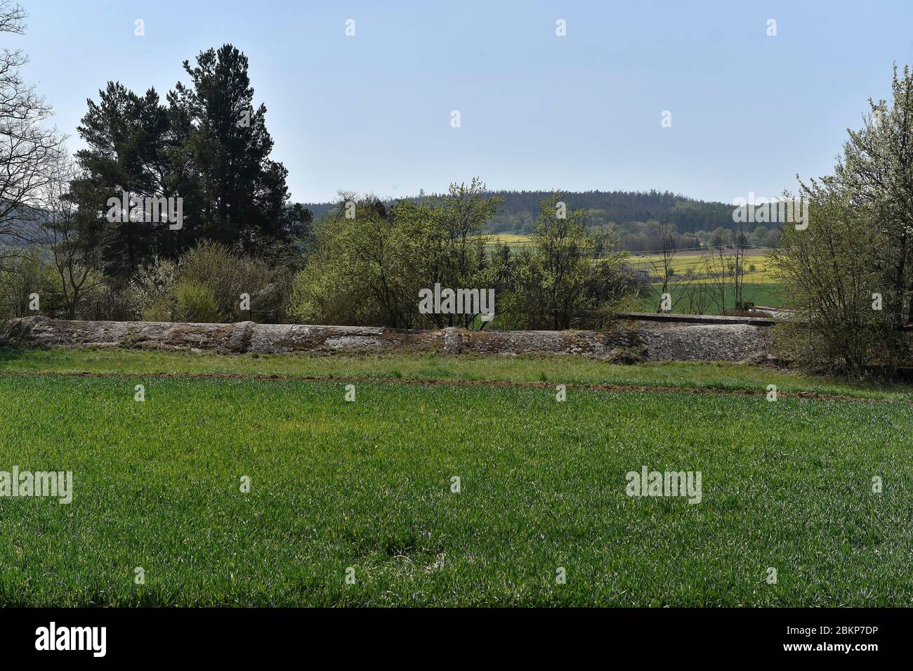 Das Bild Von. April 2020. Überreste der sogenannten Hitler-Autobahn bei Moravske Kninice in Brünn, Tschechische Republik, auf dem Bild vom 28. April 2020. Reste von Brücken, die während des Zweiten Weltkriegs gebaut wurden, sind noch in der Landschaft zu sehen. Das Verfassungsgericht der Tschechischen Republik wies die Klage gegen den südmährischen Bebauungsplan zurück, der vorsieht, dass auf den Spuren der sogenannten Hitler-Autobahn die Straße oder die Autobahn 43 durch Brünn führen wird. Quelle: Vaclav Salek/CTK Photo/Alamy Live News Stockfoto